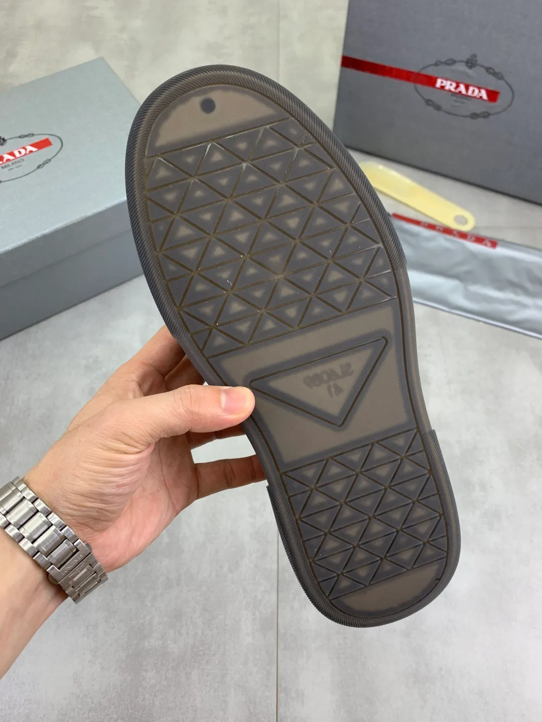 Men's men's shoes 💰P542💰 [New style] popular models are on the official website, 🆘 The trendy brand (Prada) mainly promotes popular models, avant-garde and versatile fashionable men's shoes private version mold opening, cowhide surface splicing 1:1.. Fashionable and simple, original imported cowhide lining cowhide feet; the atmosphere and personality are more fashionable, eye-catching and pursuing class. It will subvert the old idea and be a must-have for fashionistas with you! Must keep it! Tall and comfortable, large and low, high-end quality workmanship. Size: 38-44 3️⃣colors available.